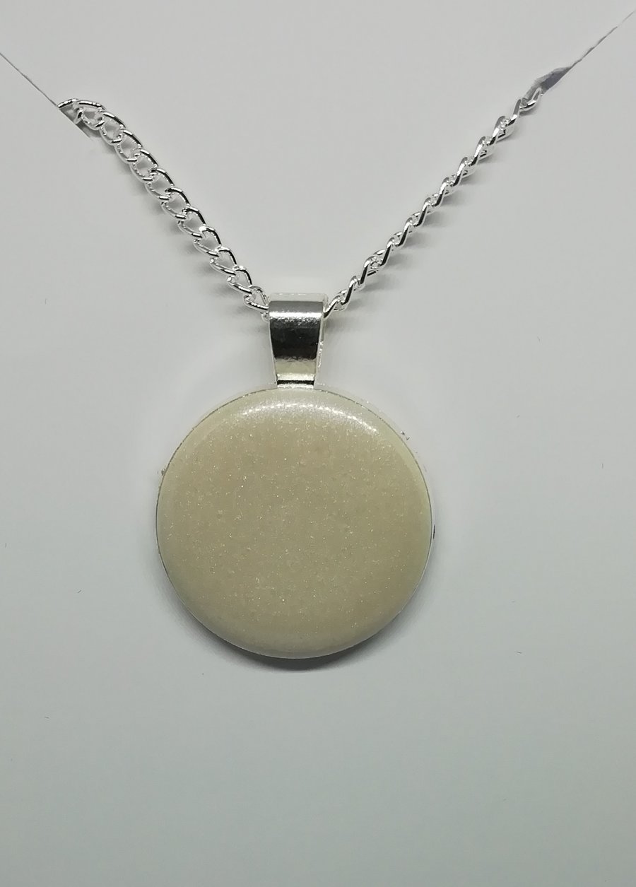 Round pearl epoxy pendant 