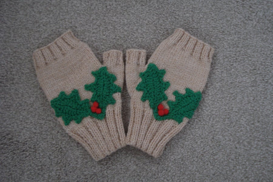 Peach Colour Fingerless Gloves With Holly Leaves And Red Berries (J99)