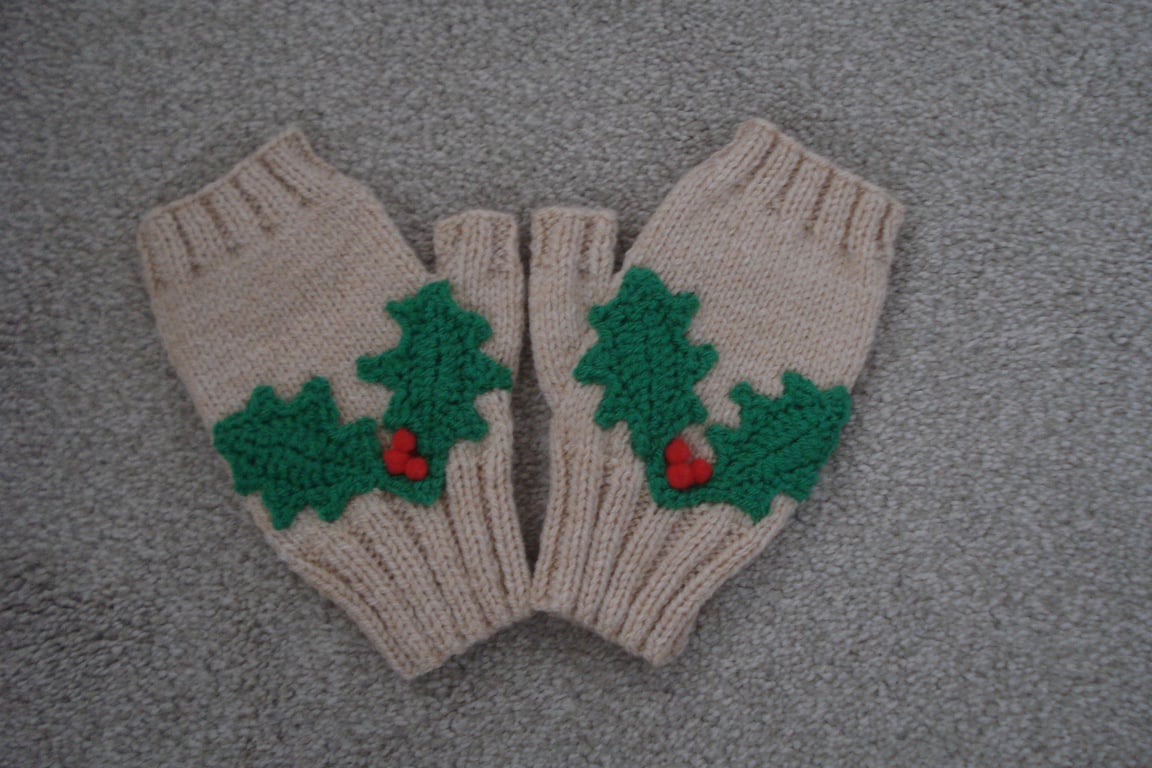 Peach Colour Fingerless Gloves With Holly Leaves And Red Berries (J99)