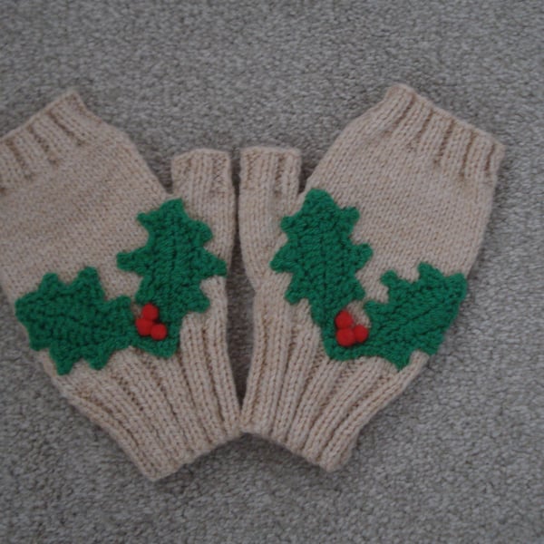 Peach Colour Fingerless Gloves With Holly Leaves And Red Berries (J99)