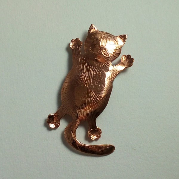 Small copper fat cat brooch