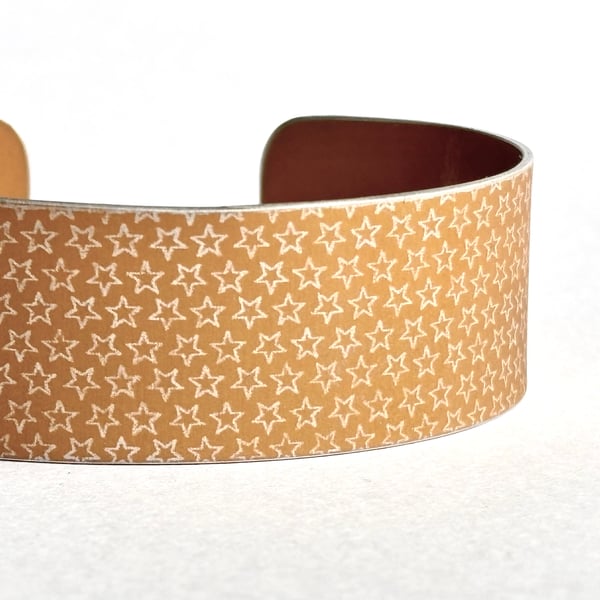 Star pattern aluminium cuff pale mustard