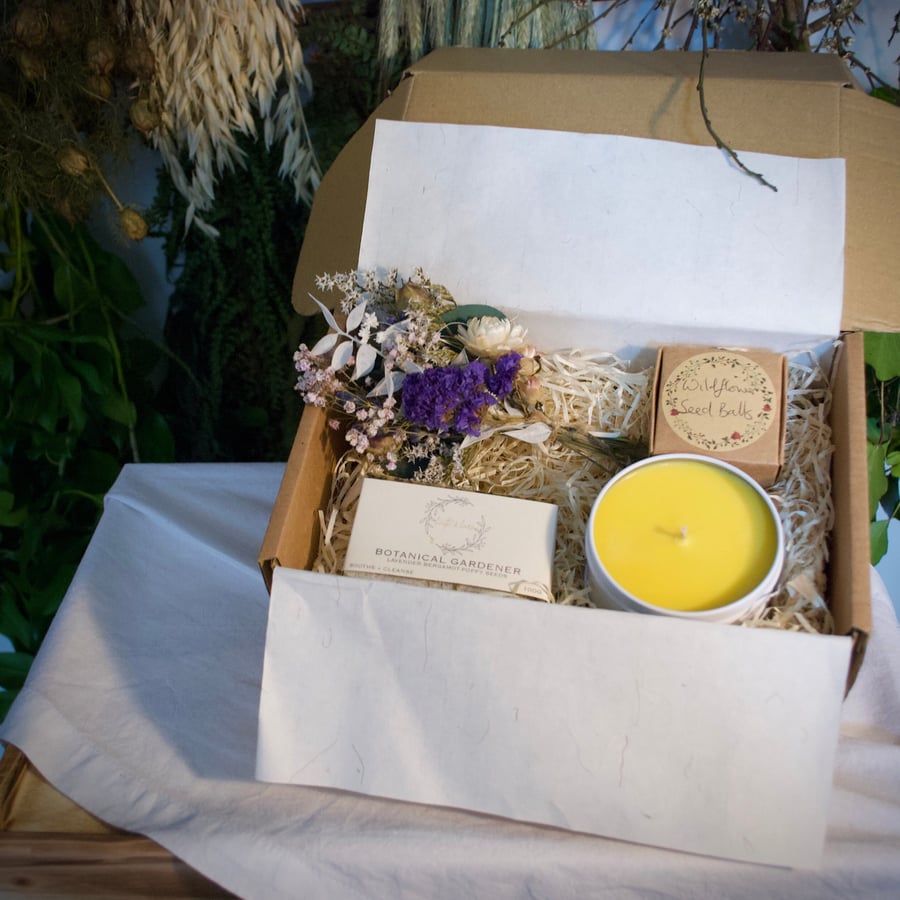 Garden Lover Gift Box, Aromatherapy Candle Seeds Soap Dried Flowers