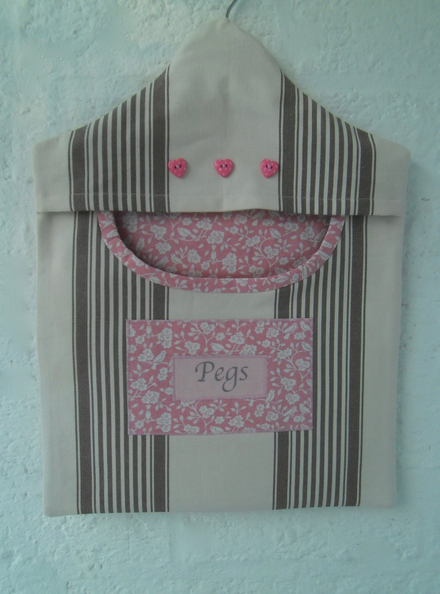 Peg bag clothes pins bag in canvas with pink trim.