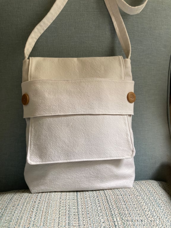 Chalky white linen crossbody bag. The "Calin"