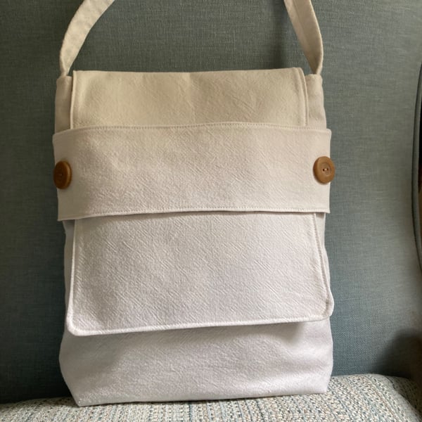 Chalky white linen crossbody bag. The "Calin"