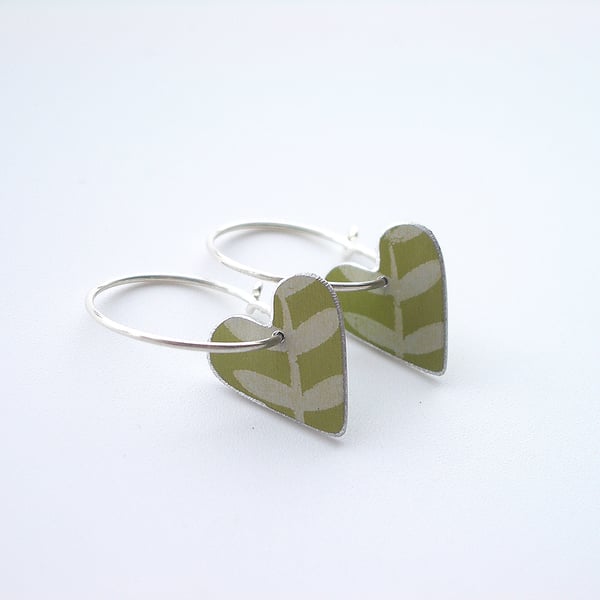 Heart hoop earrings in green and silver