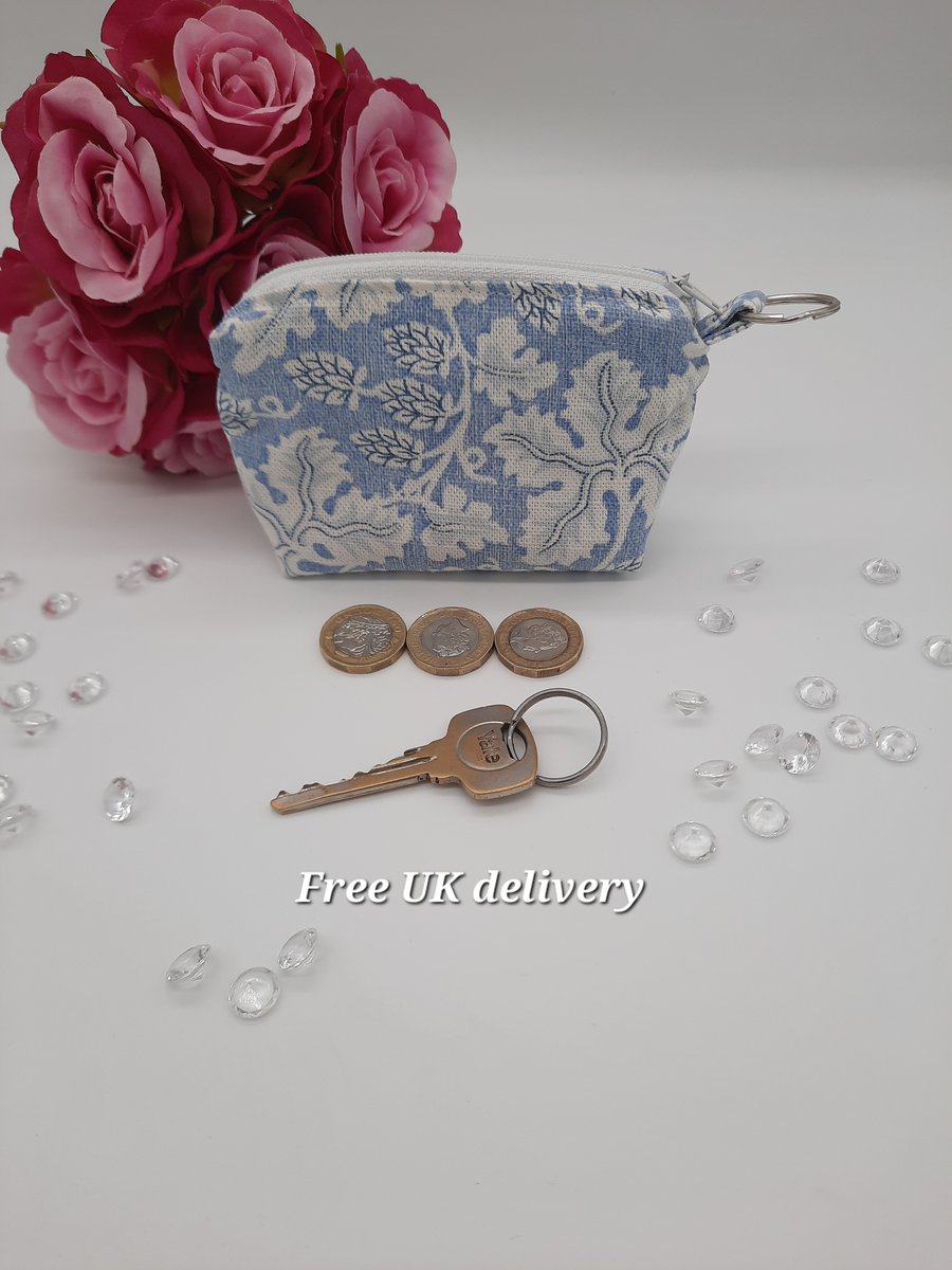Blue and White foliage print coin purse with keyring. 