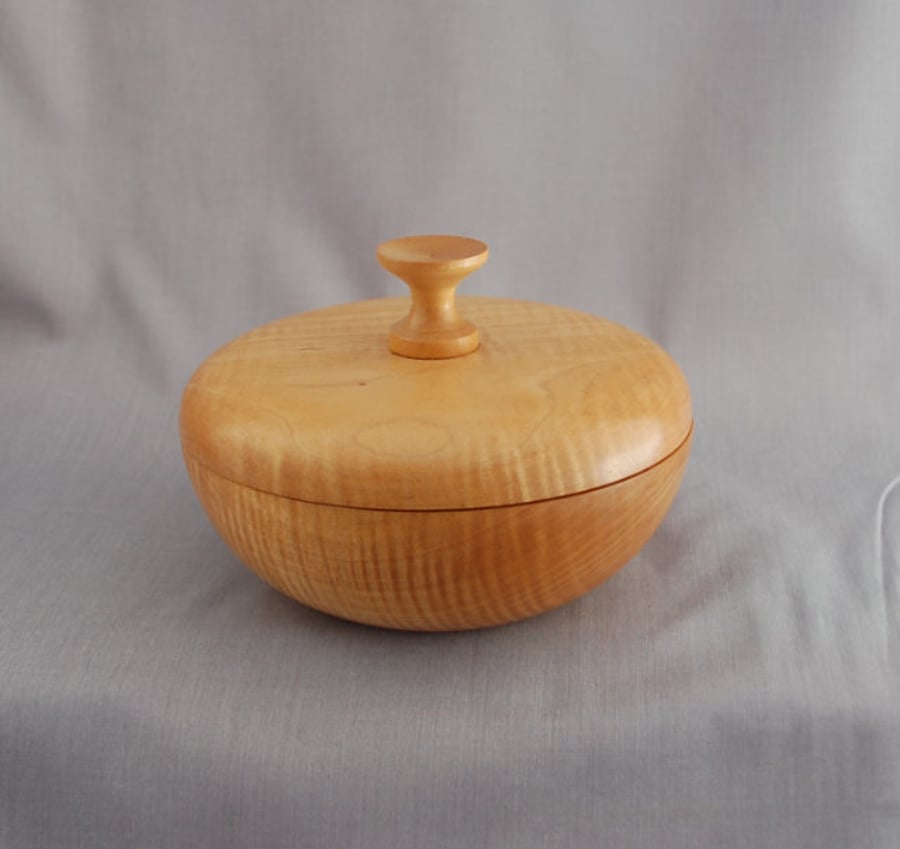 Covered Dish in Ripple Sycamore