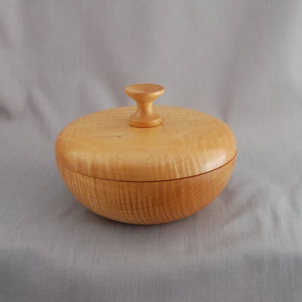 Covered Dish in Ripple Sycamore