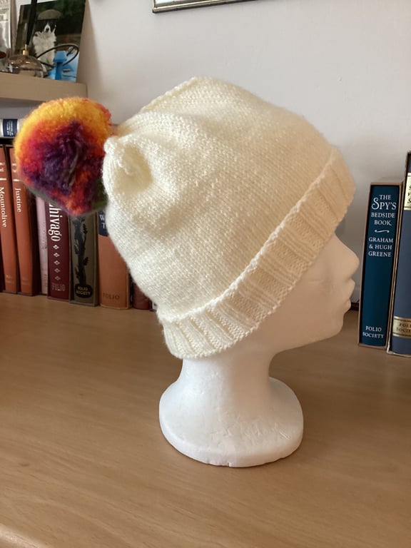 WOMENS HAND KNITTED BEANIE HAT IN CREAM YARN WITH A BOBBLE.