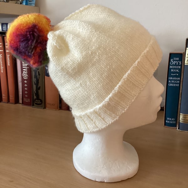 WOMENS HAND KNITTED BEANIE HAT IN CREAM YARN WITH A BOBBLE.