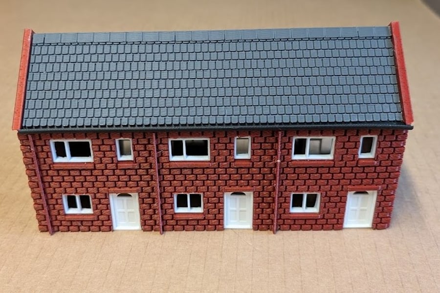 OO Gauge row of Modern 3 Terrace Houses