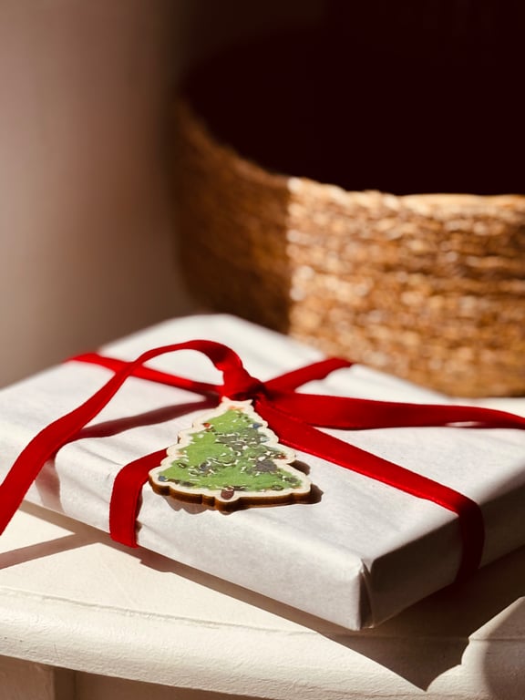 6 Christmas tree wooden ornaments, bottle neck tags, gift tags stocking stuffers