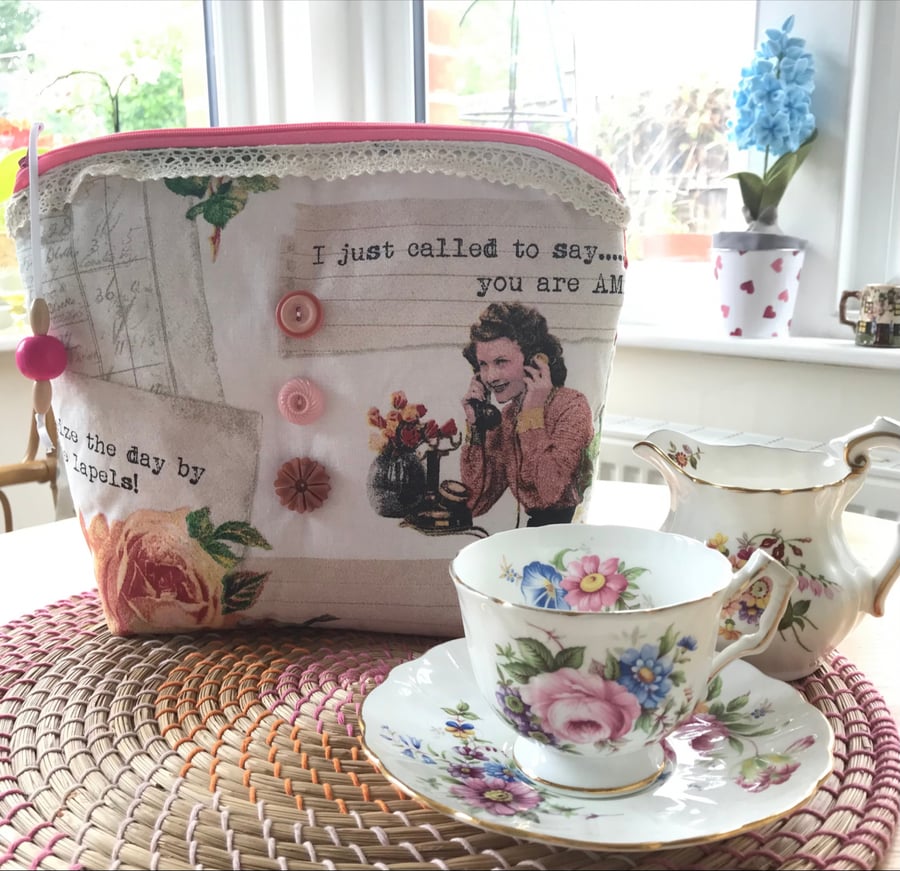 Cute kitsch retro zip top purse