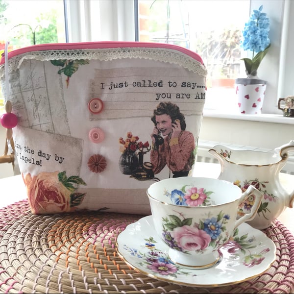 Cute kitsch retro zip top purse