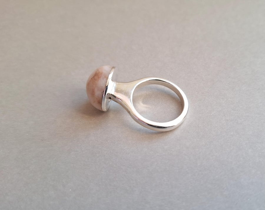 Statement silver ring with pebble from Cornwall. 925 Silver. Cornish beach find
