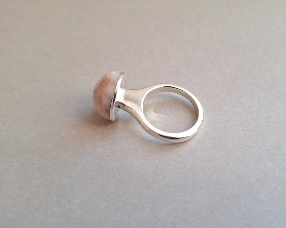 Statement silver ring with pebble from Cornwall. 925 Silver. Cornish beach find