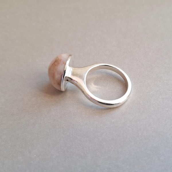 Statement silver ring with pebble from Cornwall. 925 Silver. Cornish beach find