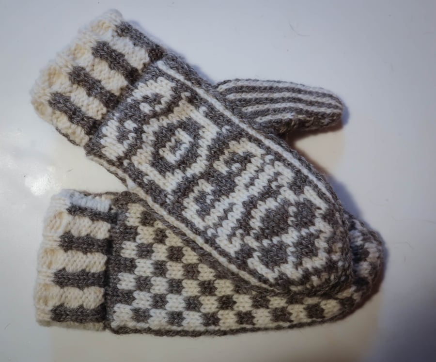 Ethical super warm handmade mittens from pure Welsh wool