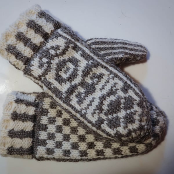 Ethical super warm handmade mittens from pure Welsh wool