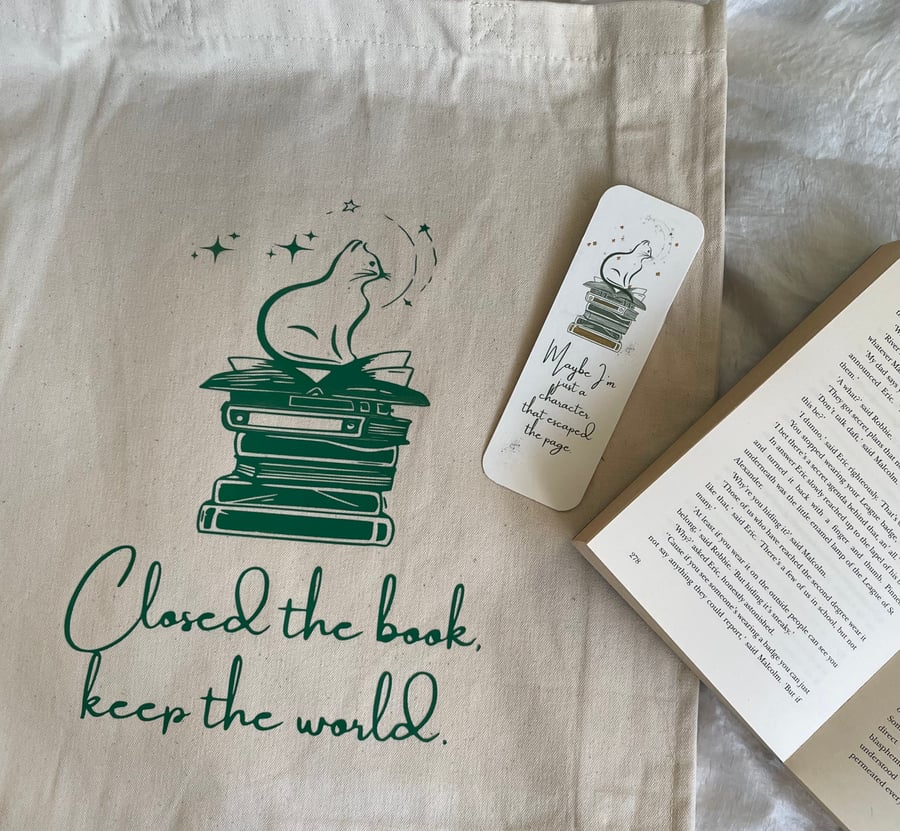 Cat and books Tote Bag