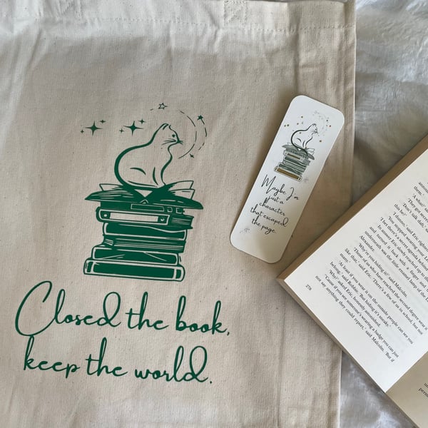 Cat and books Tote Bag