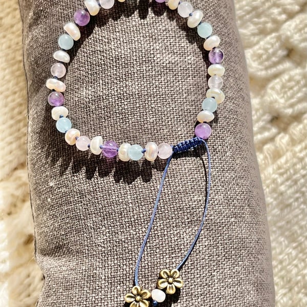 Dainty pearl and semi-precious bead bracelet