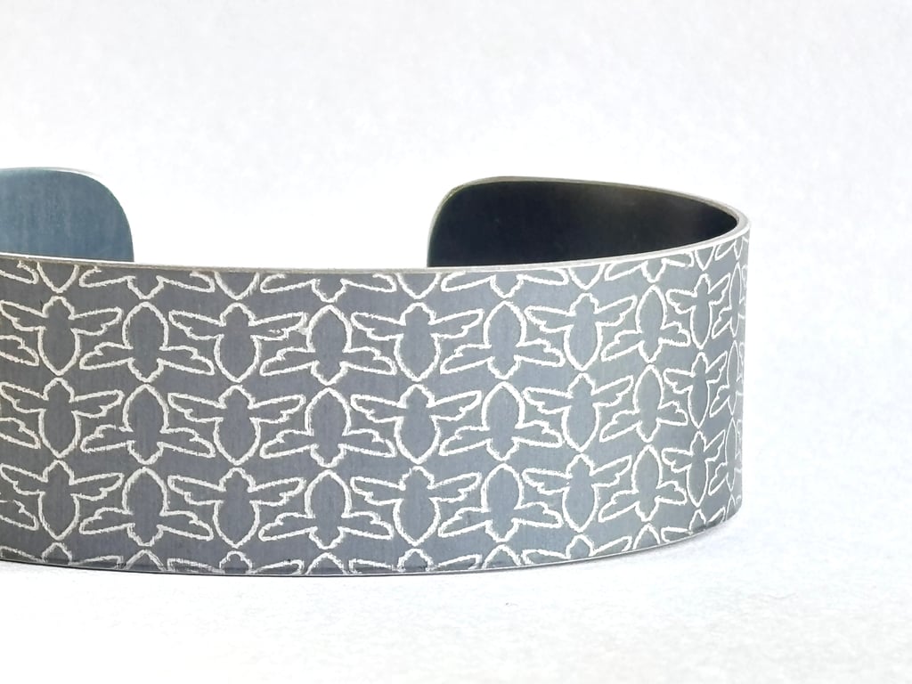 Bee pattern aluminium cuff grey - second