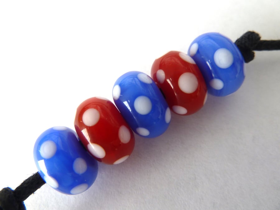 blue and red spot beads