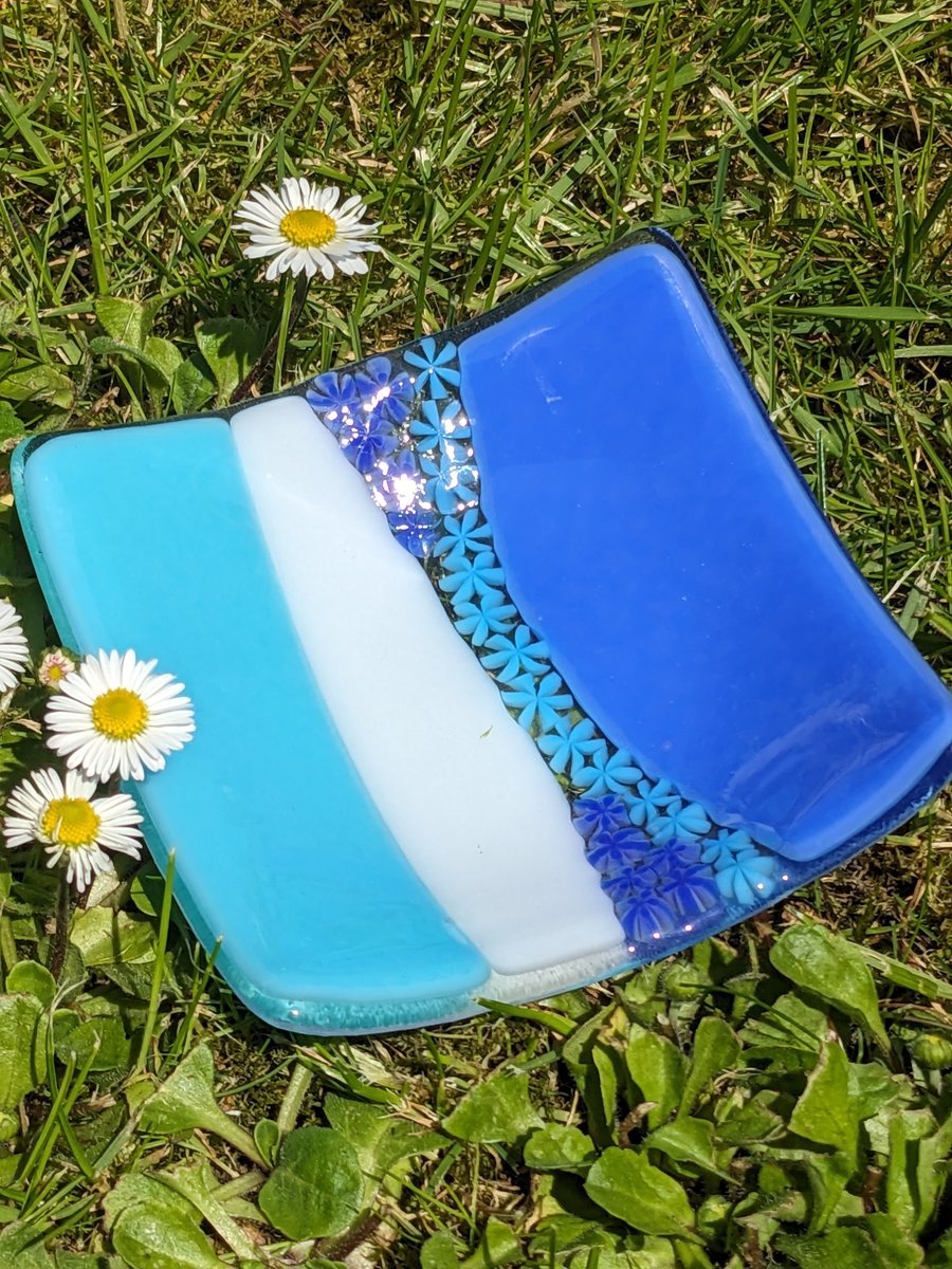 Fused glass dish 10cm Blue & white with a 'river' of flowers