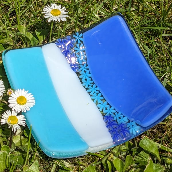 Fused glass dish 10cm Blue & white with a 'river' of flowers