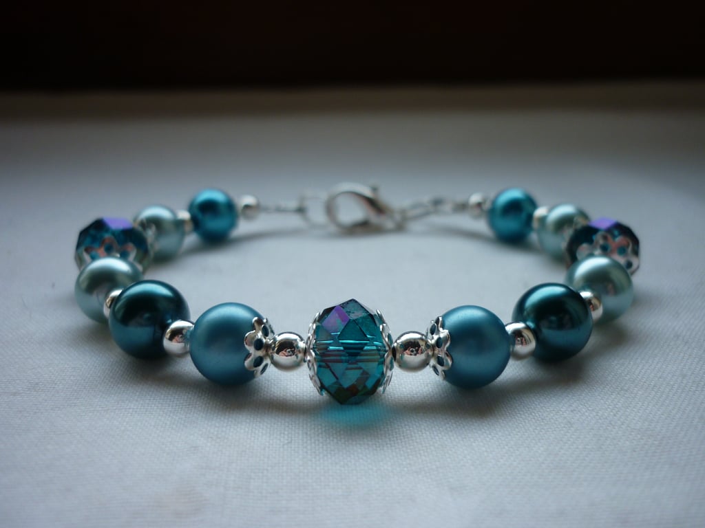 TEAL, AQUA, TURQUOISE AND BLUE CRYSTAL BRACELET.  750