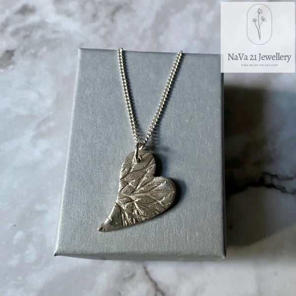 Heart shaped pendant with Dill imprint - REF: D01
