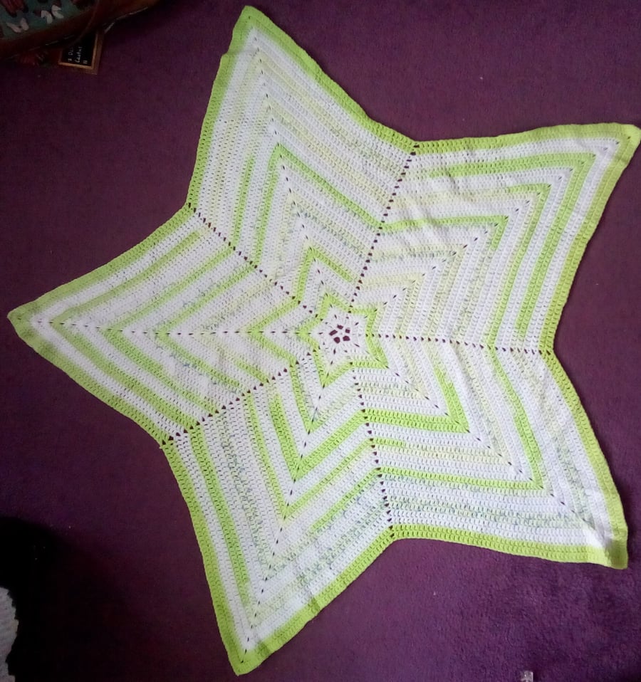 Star shaped blanket in white and green