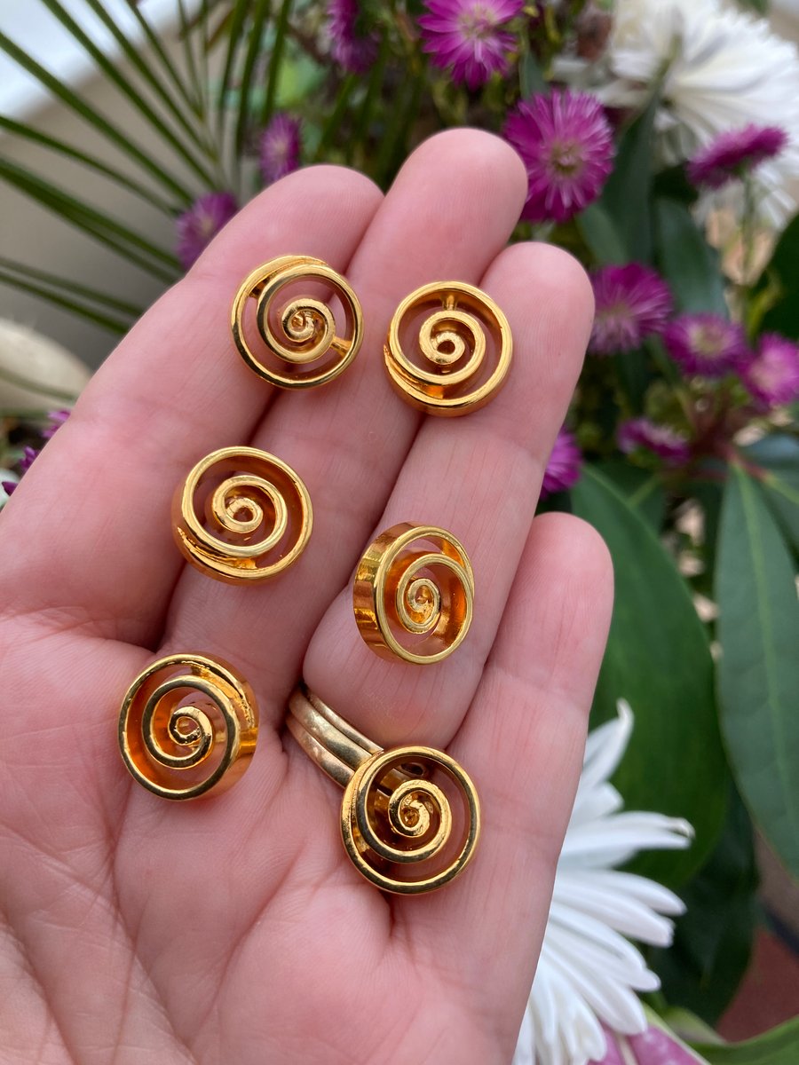 A set of 6 Gold Tone Swirling Ammonite Metal Vintage Buttons.