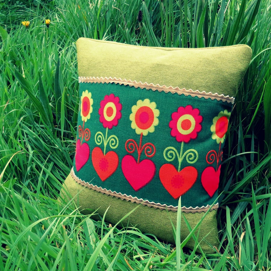 A groovy, retro inspired cushion, complete with feather pad. Vintage 1960s.