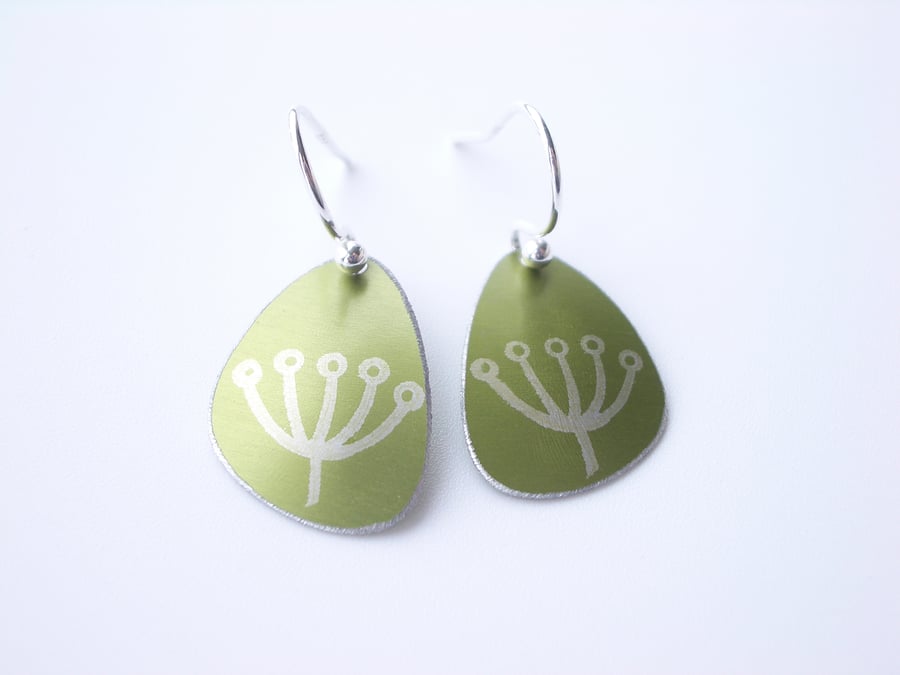 Cow parsley teardrop shape green earrings 
