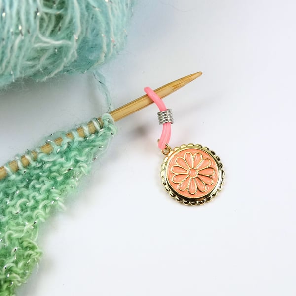 Peach Marguerite Enamel Needle Holder (Up to 4mm Needles)