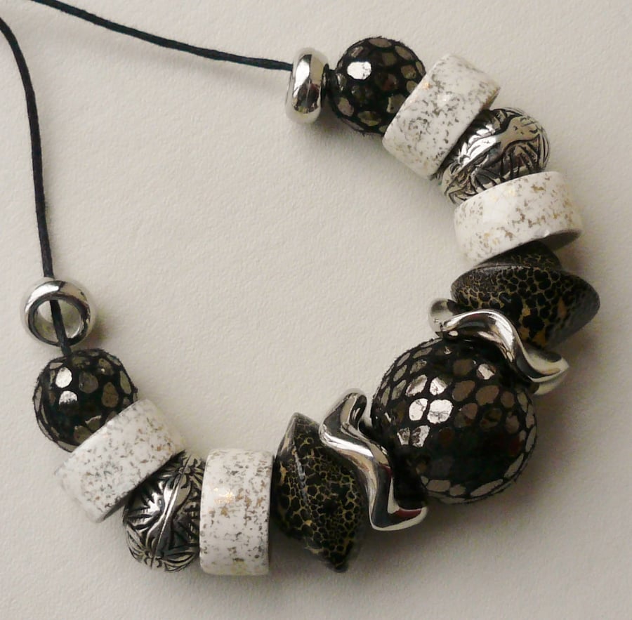 Chunky Collar Necklace Black and White Ceramic Rondelle Bead   KCJ1705