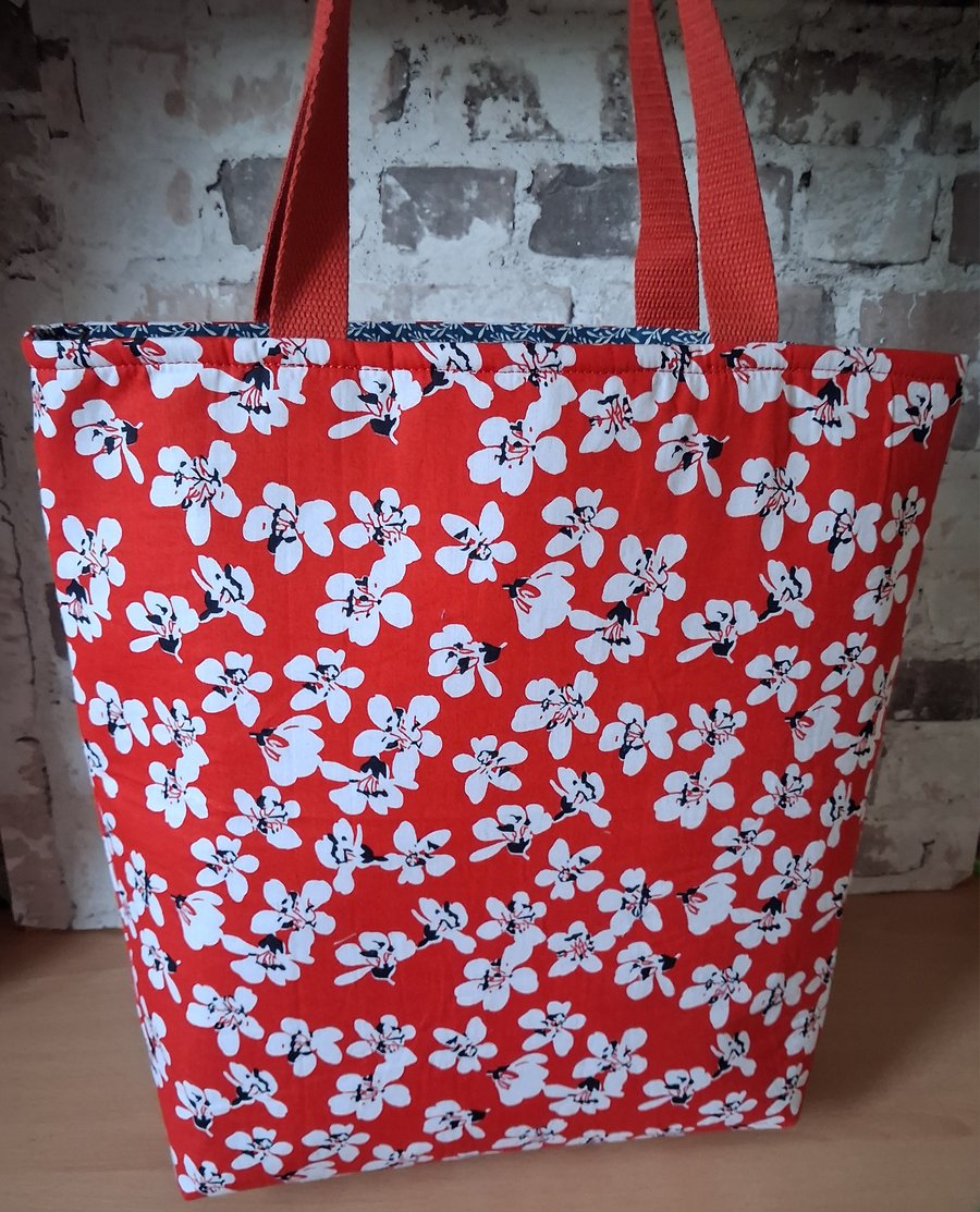 RED AND WHITE FLOWERED LINED TOTE