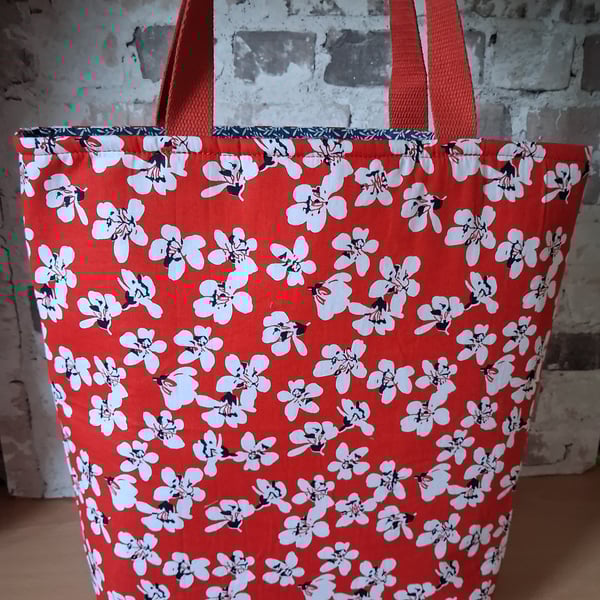 RED AND WHITE FLOWERED LINED TOTE