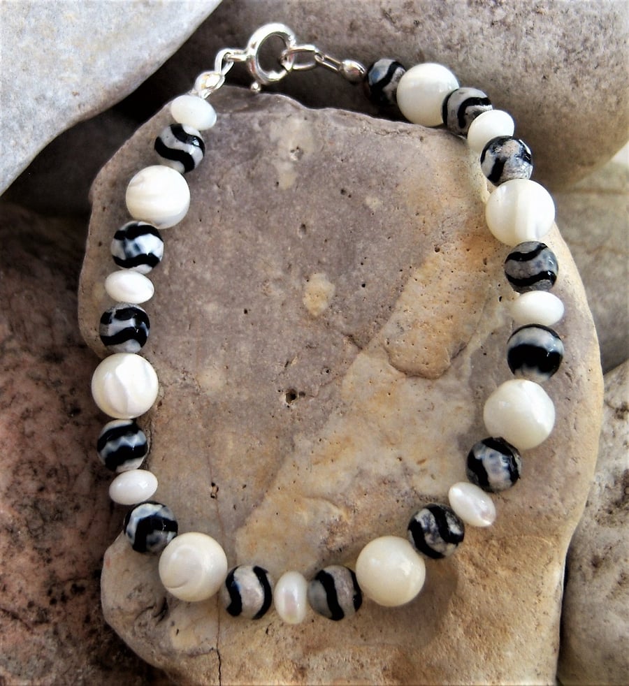 Bracelet in Mother Of Pearl and Zebra Agate Stones