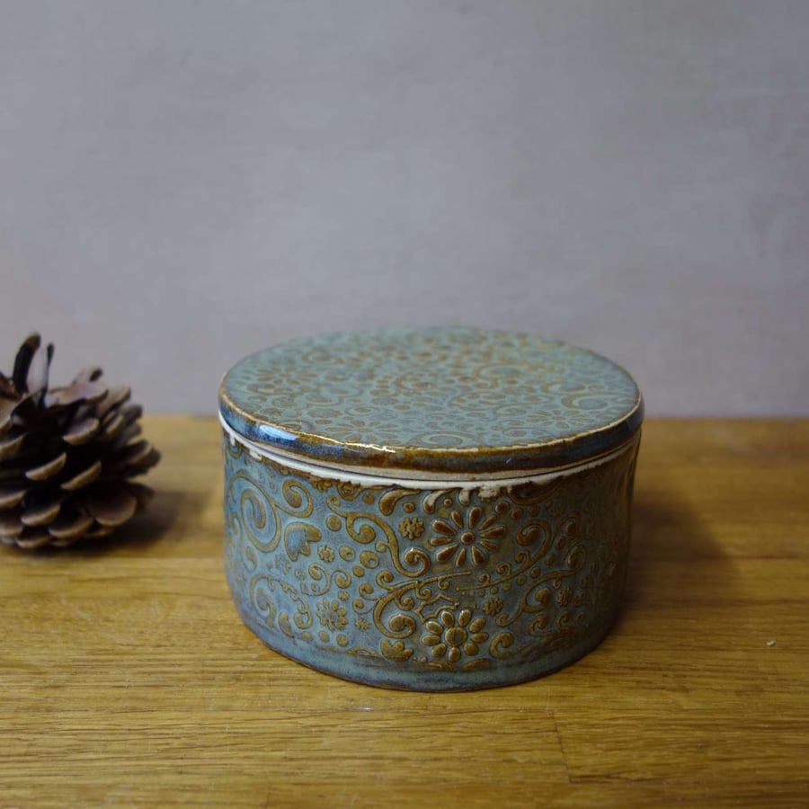 Tactical flowery lidded pot, trinket box 