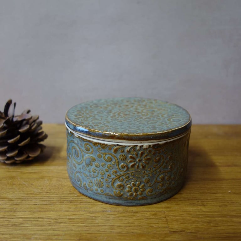 Tactical flowery lidded pot, trinket box 