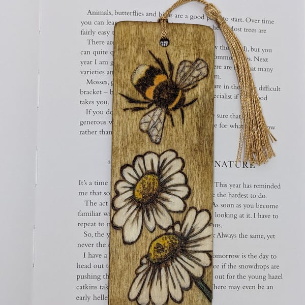 wooden bookmark with pyrography bee and daisies design,  gift for a bee lover 