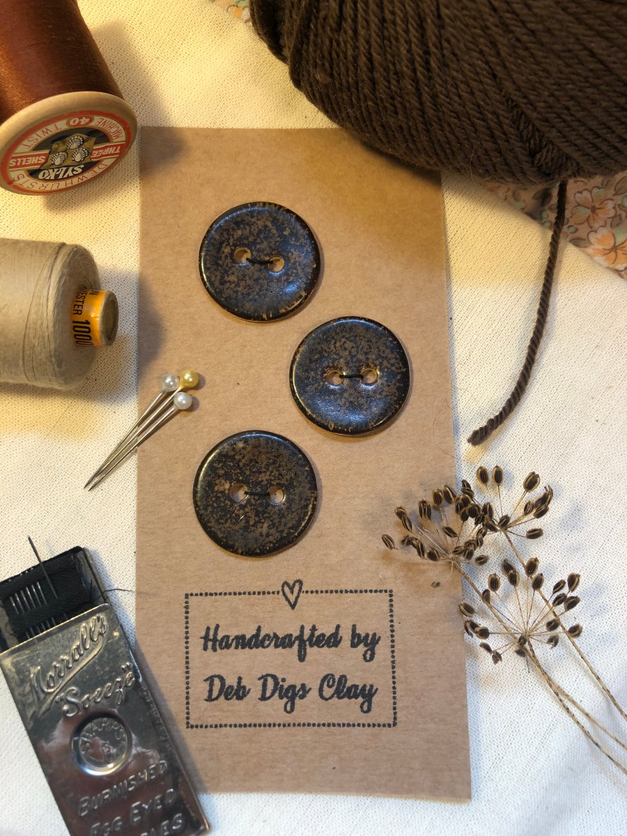 Set of 3 round handcrafted ceramic ‘speckled brown’ buttons