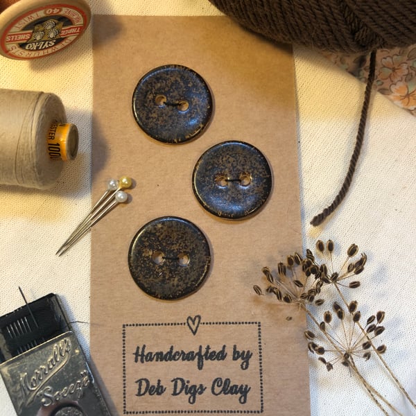 Set of 3 round handcrafted ceramic ‘speckled brown’ buttons