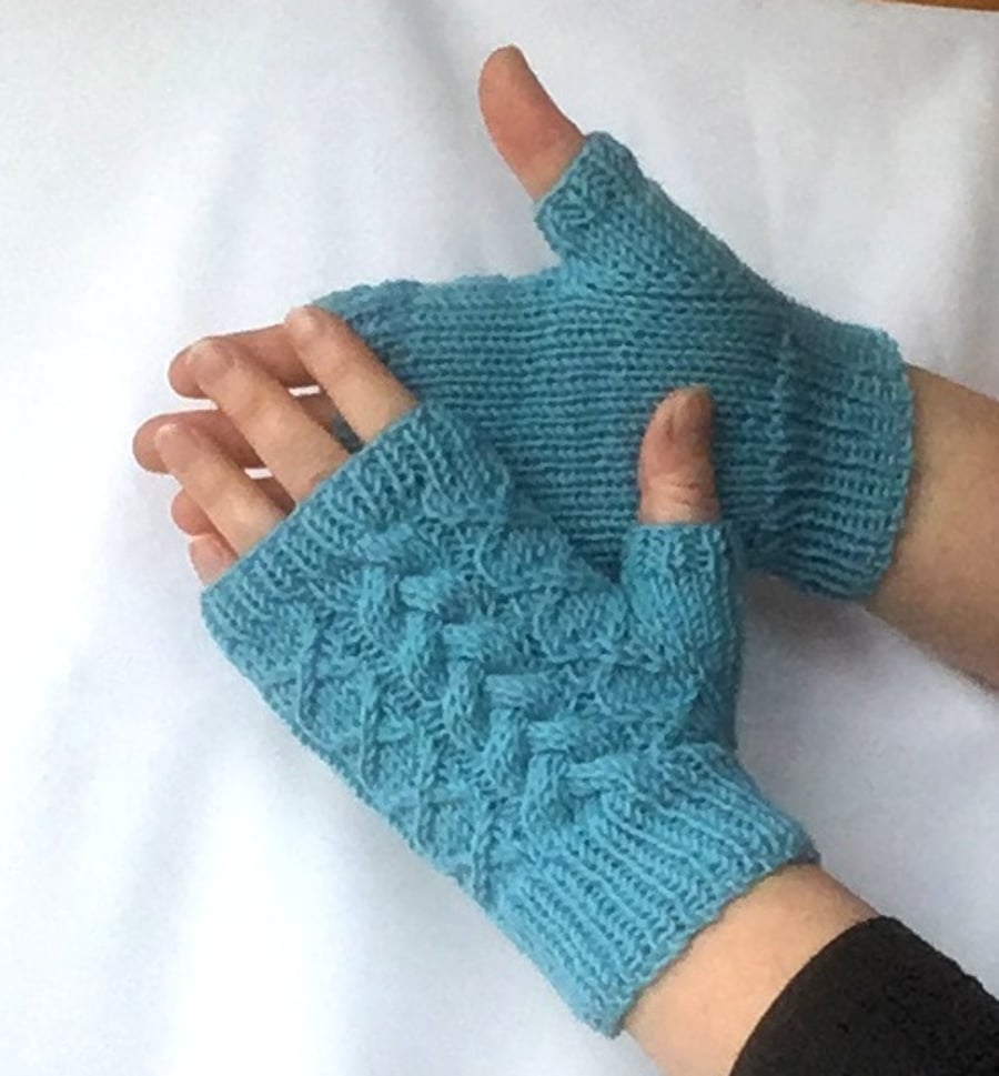 Fingerless Mitts: Sky