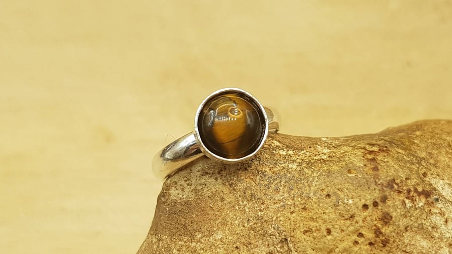 Minimalist round Tigers eye ring. 925 sterling silver. Capricorn jewellery